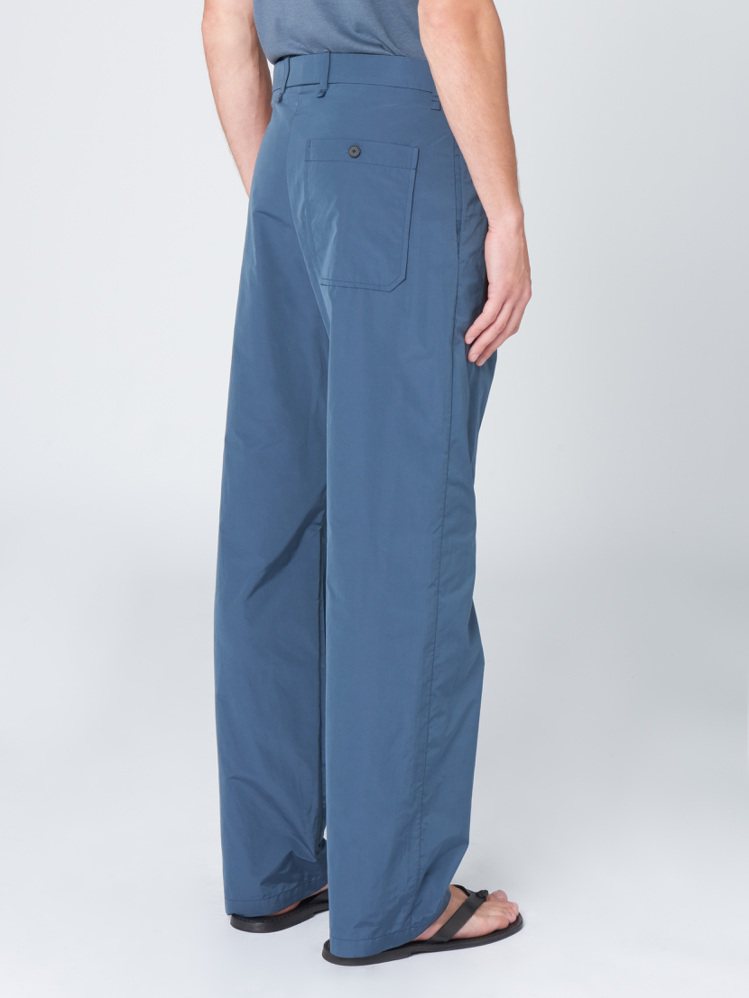 雙折西裝長褲風暴藍色款，18,000元。圖／Peter Wu提供