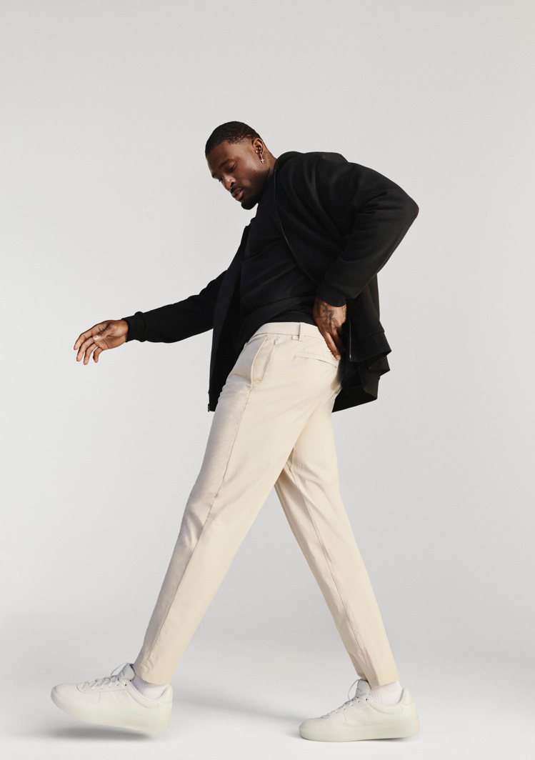 lululemon品牌大使、職業美式足球員DK METCALF實著ABC Classic-Fit Trouser褲，4,480元。圖／lululemon提供