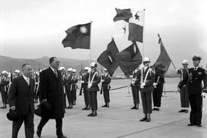 1960年2月22日，巴拿馬共和國外交部長莫萊諾（左二）訪台，軍禮由時任外交部長黃少谷主禮（左一），陪同檢閱我方軍儀。圖／聯合報系資料照片