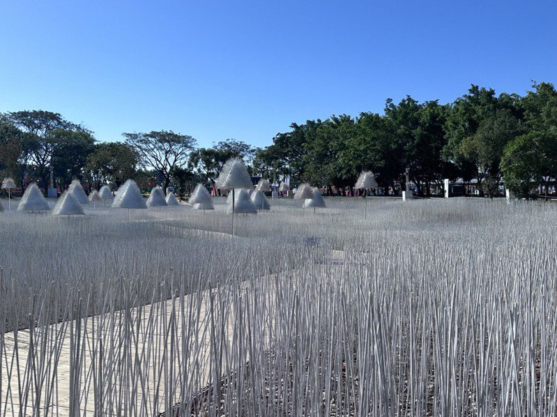 藝術家游文富用50萬支竹籤打造作品「鹽田浮光」，表達台南鹽田意象。雖未開放入內，卻引起民眾關注。記者李文德／攝影