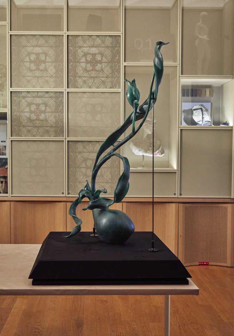 珠寶藝術家Cindy Chao受法國巴黎高級珠寶學院之邀 ，為建校近160年首位亞洲藝術家指導大型蠟雕作品，作品高度達1.1米。圖／CINDY CHAO The Art Jewel提供