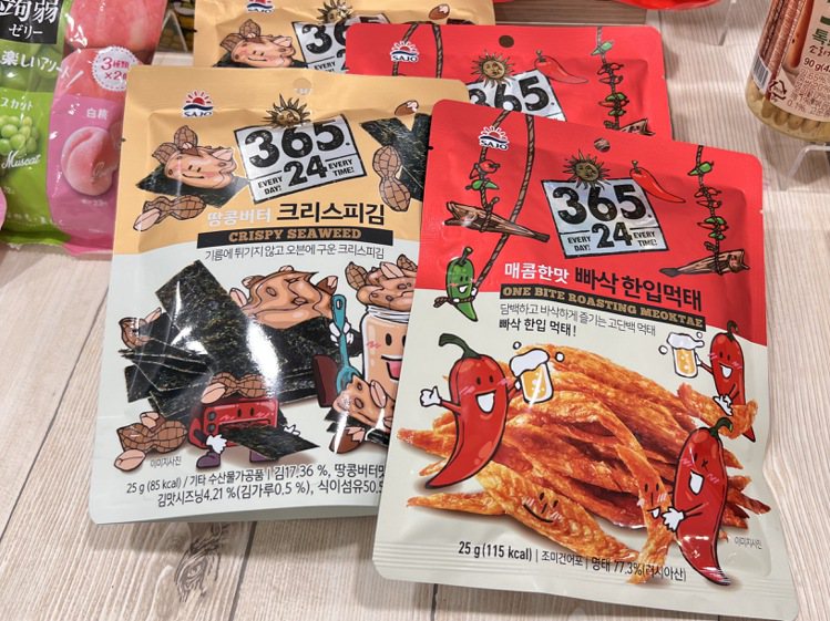 7-ELEVEN即日起至3月19日推出「進口夯品博覽會」，「韓國SAJO花生醬脆皮海苔片」（圖左）、「韓國SAJO明太魚辣味條」皆為韓國7-ELEVEN暢銷品。圖／7-ELEVEN提供