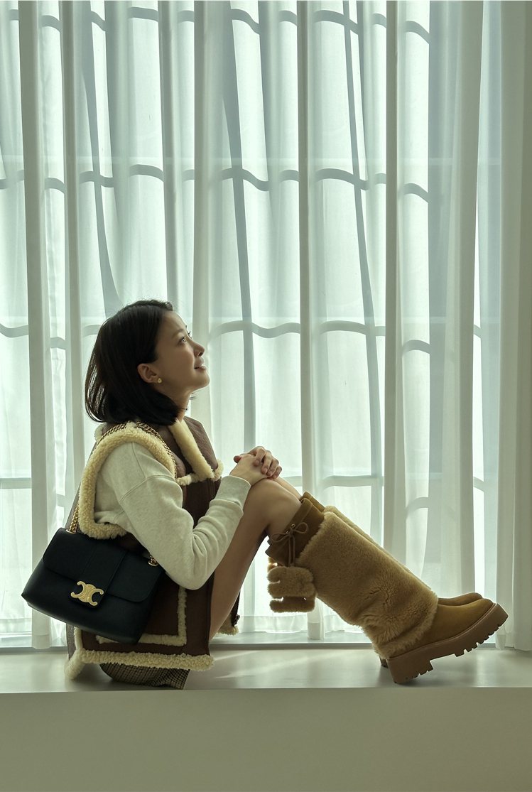演出「Sweet Home」的南韓知名女演員李施昤，俏皮甜美短裙造型搭配黑色VICTOIRE包，與劇中女打仔形象大相逕庭。圖／CELINE提供