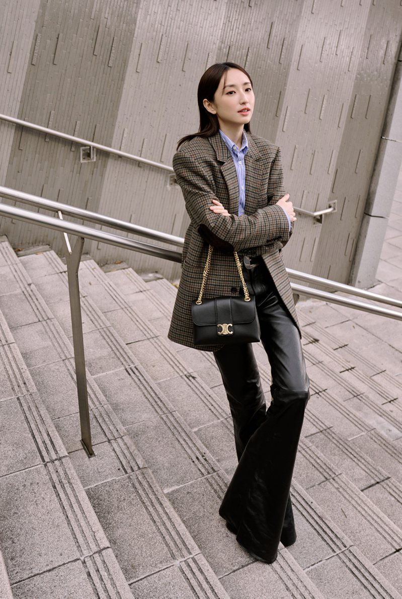 戲劇女神柯佳嬿以黑色VICTOIRE搭配經典法式西裝外套及簡約皮褲，摩登造型展現率性身姿。圖／CELINE提供