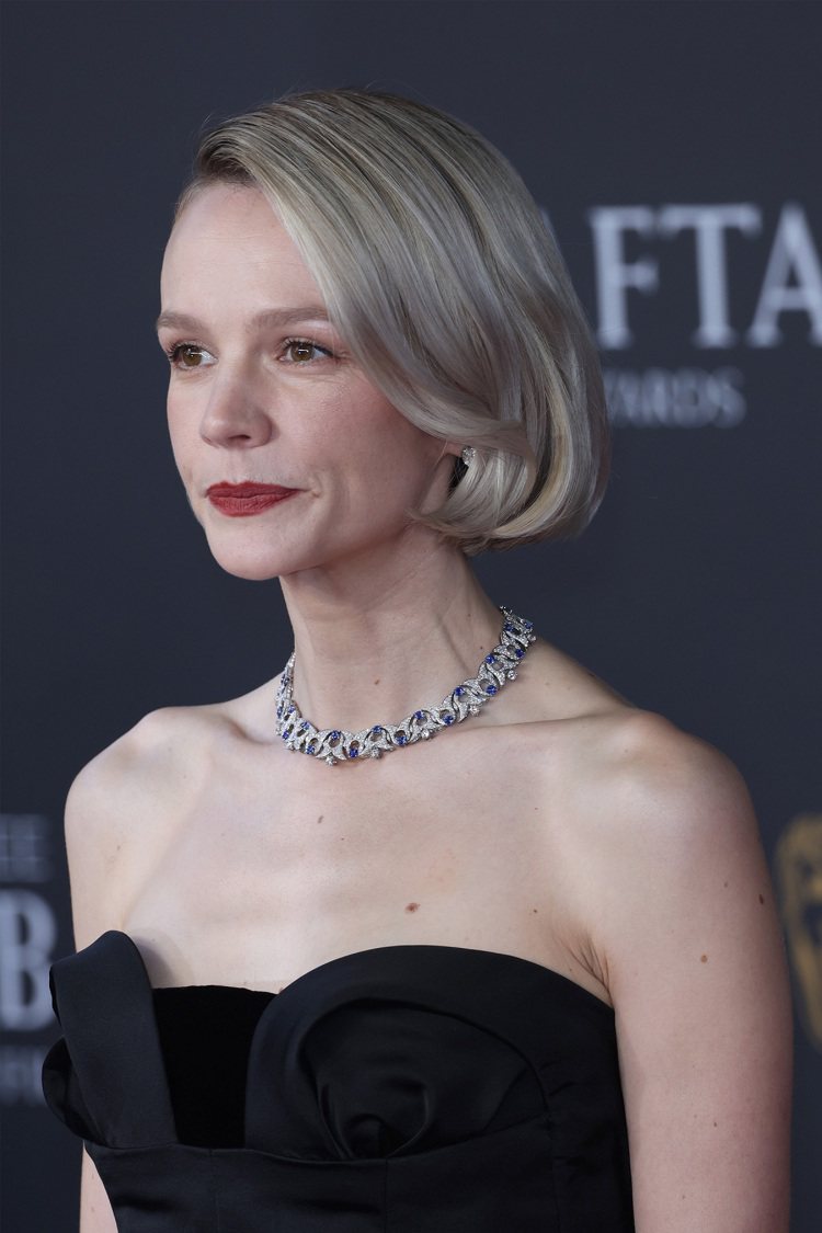 英國女星CAREY MULLIGAN配戴寶格麗頂級珠寶出席第77屆英國電影學院獎頒獎典禮。圖／寶格麗提供