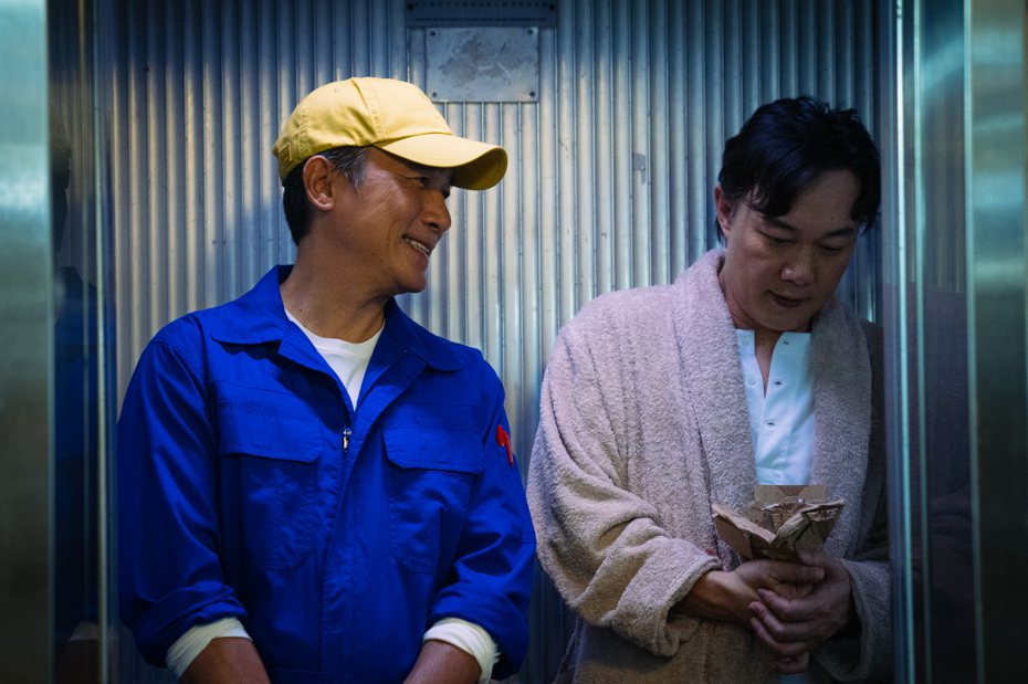 梁朝偉(左)驚喜演出陳奕迅「社交恐懼癌」MV。圖：環球音樂提供