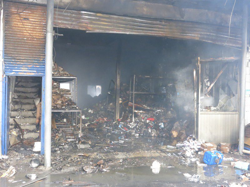 深坑大火燃燒後，廠房內仍有許多家電燃燒後殘骸。記者李成蔭／攝影