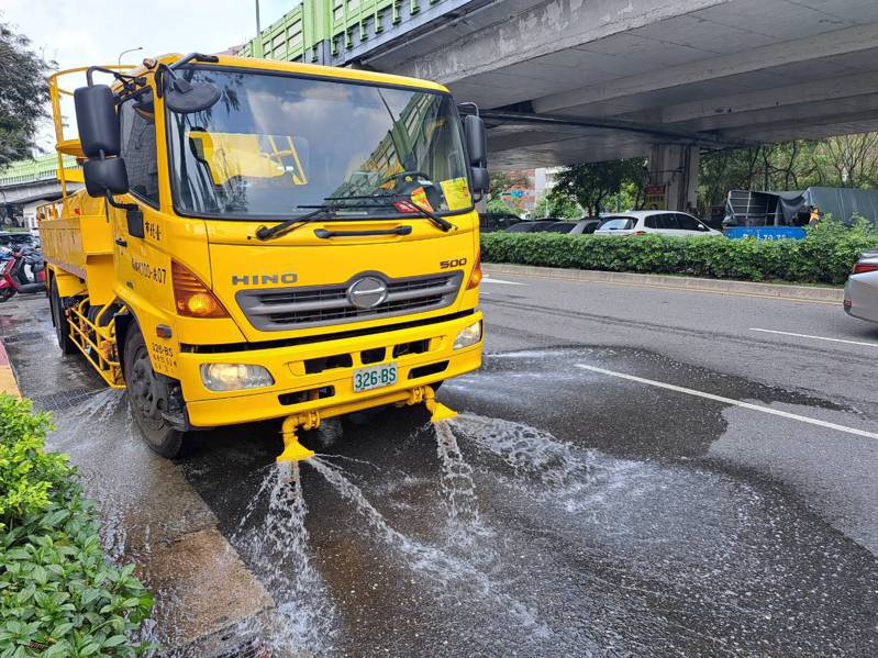 北市環保局灑水車今在大安區道路灑水抑制揚塵。圖／台北市環保局提供