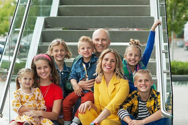 42歲的露比從2015年初開始和丈夫凱文一起經營YouTube頻道「8 Passengers」，影片主打兩人與六個孩子的家庭生活，其中大多著重在教養之道及孩子的成長經歷。圖／取自X