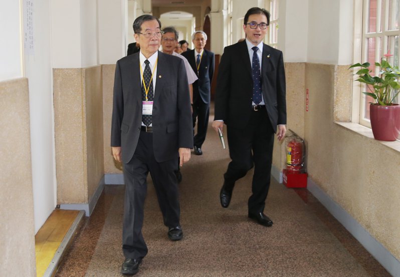 考試院長黃榮村（左）、考試院秘書長劉建忻（右）。本報資料照片