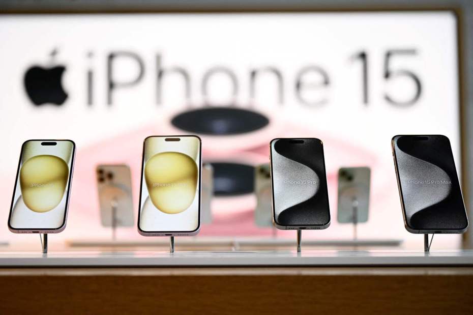 全球十大熱銷手機，光是蘋果就霸占前7名，而iPhone 15系列則囊括第5名至第7名。法新社