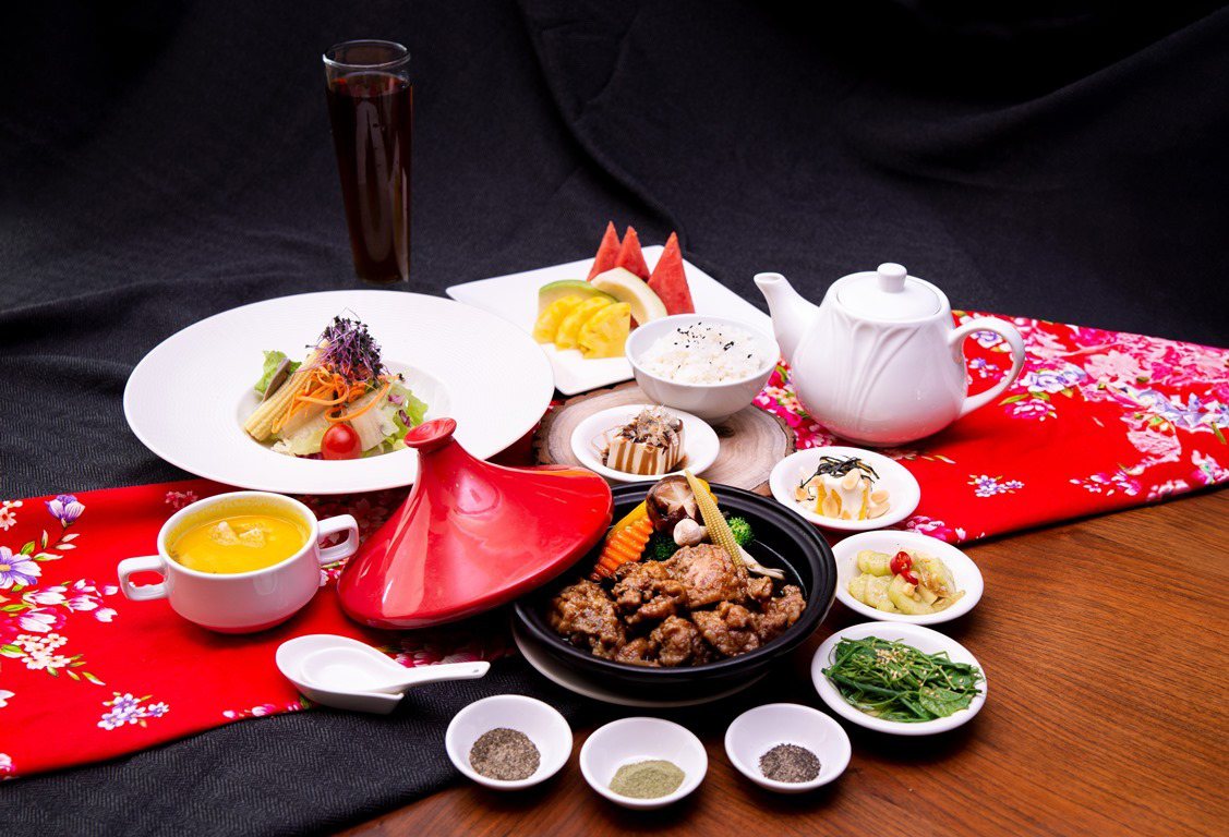 運用在地關西仙草茶燉煮出食材的鮮甜，體驗茶入菜的最高境界。圖片來源：六福村