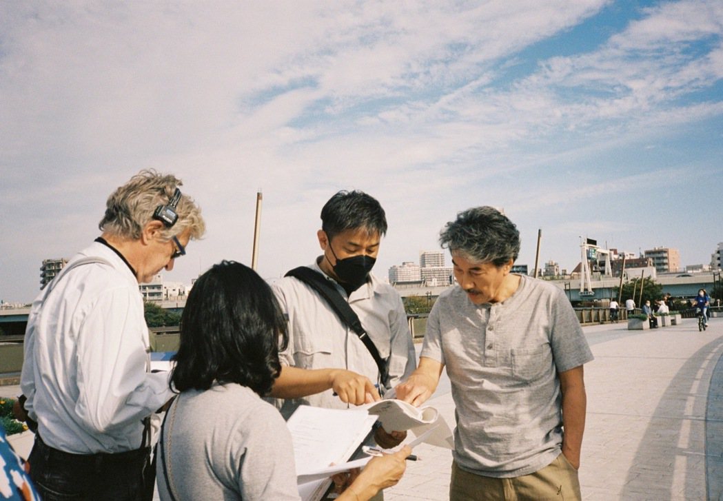 役所廣司(右起)與編劇高崎卓馬、導演文溫德斯(左)。 圖／甲上娛樂提供