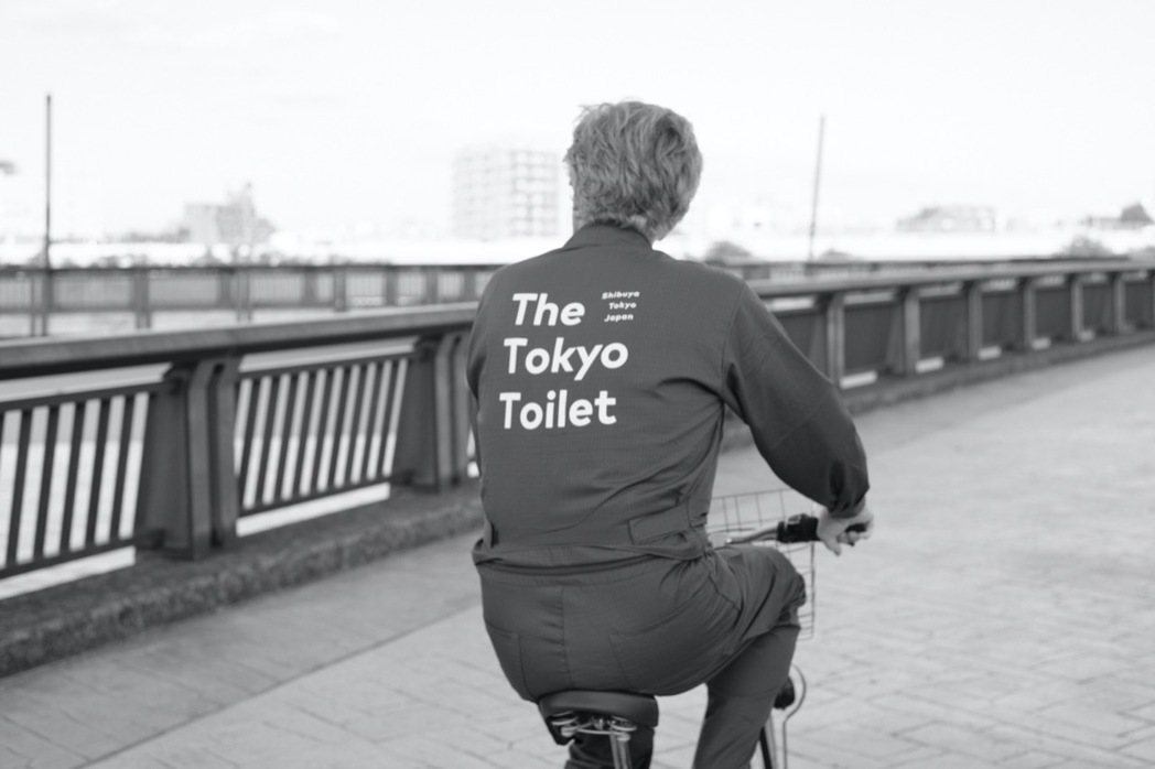 導演文溫德斯穿上東京公廁計畫工作服到處騎車走動。 圖／甲上娛樂提供