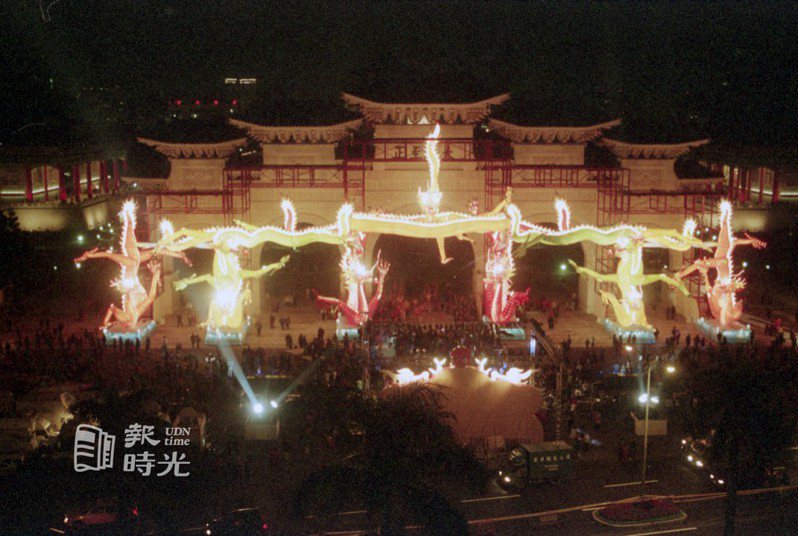 元宵節台北燈會的「千禧祥瑞九龍燈」在中正紀念堂舉行開燈儀式，吸引眾多人潮前來觀看。圖／聯合報系資料照（2000/02/15 黃慶安攝影）