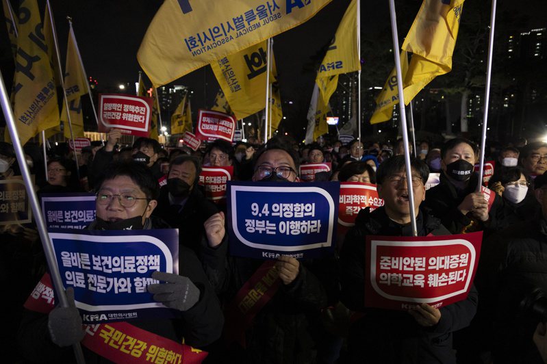 為抗議醫學院招生增額政策，韓國提出辭呈或罷工的住院醫師人數逐漸增加，抗議越演越烈。圖／歐新社