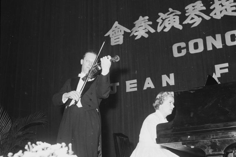 1958年2月23日，法國名小提琴家傅尼爾（左）和他的太太珍妮特陶吟（右）在中山堂舉行獨奏會。圖／聯合報系資料照片