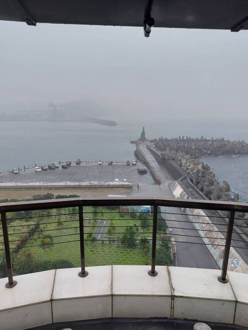 基隆港今天上午一度受到濃霧影響，暫時封港。圖／基隆港務公司提供