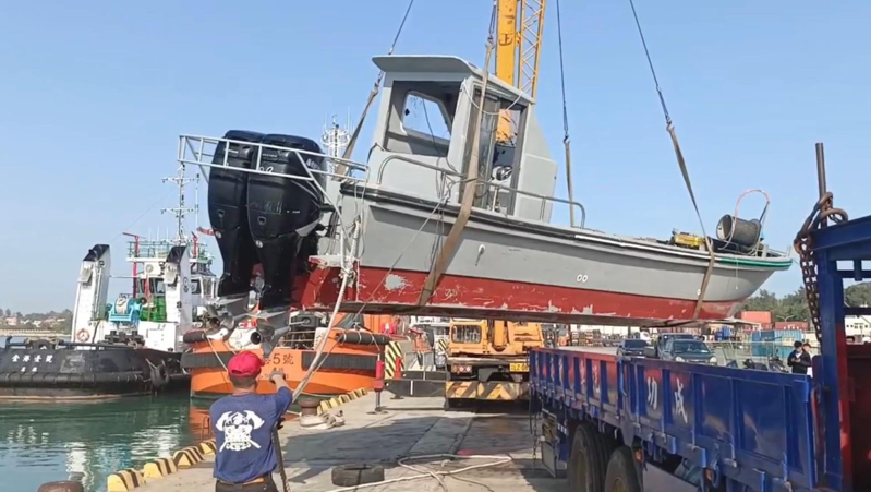 金門海巡隊日前將翻覆的大陸漁船拖回料羅碼頭，海巡署派專案小組對船隻蒐證勘驗。本報系資料照