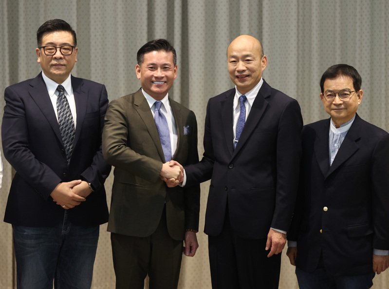 立法院長韓國瑜（右二）上午接見台北市議會議長戴錫欽（左二），與副議長葉林傳（左一）、立委賴士葆（右一）等人合影。記者林澔一／攝影