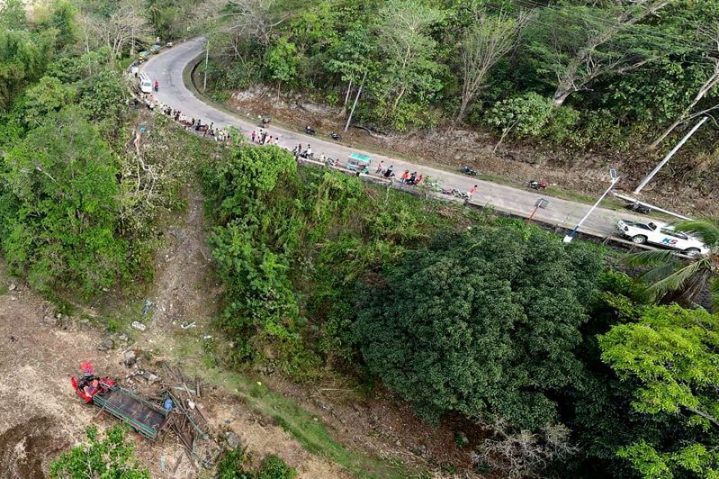 菲律賓中部一輛卡車失控墜入50公尺深山谷，造成15死2傷悲劇。法新社