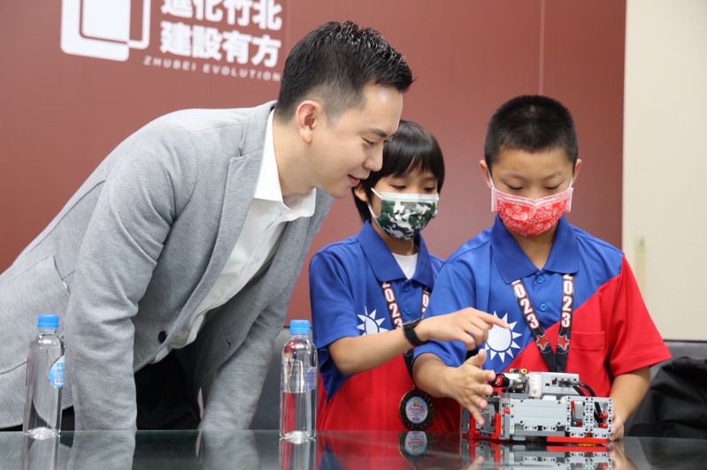 2023年竹北一群孩子到美國參加機器人比賽，在20多個國家、300多支參賽隊伍中，拿下4項世界第一。圖／市公所提供