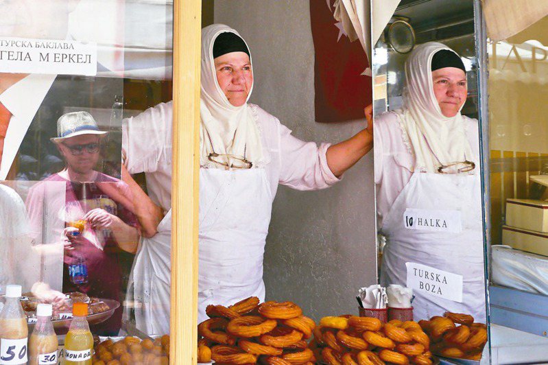 北馬其頓史高比耶街頭，賣土耳其甜點的小店鋪。（圖／林禹瑄提供）
