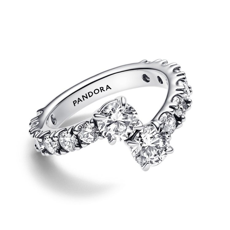 Pandora璀璨交織戒指，3,680元。圖／Pandora提供