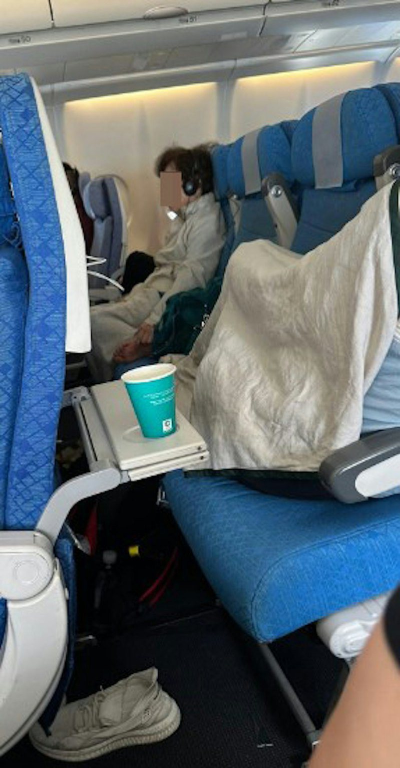 原po指2名長者乘客被指於機艙「搓腳皮剪指甲」，更貪小便宜偷走廁所廁紙。（FB「HK Express 香港快運及旅行資訊關注組」圖片）