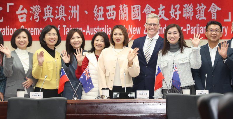 民進黨立委邱議瑩（右四）上午舉行「台灣與澳洲、紐西蘭國會友好聯誼會」成立大會，邀請與會眾人一同合影留念。記者陳正興／攝影