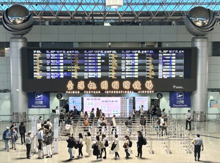 行政院副院長鄭文燦提出三項刺激旅客來台策略，一是檢討訂定轉機客免簽證的時間，二是持續簡化東南亞旅客簽證，第三則是要增加日韓來台旅客。 桃園機場公司提供