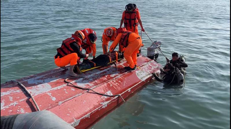 陸籍漁船在金廈海域翻覆造成2名漁民死亡。圖／金門海巡隊提供