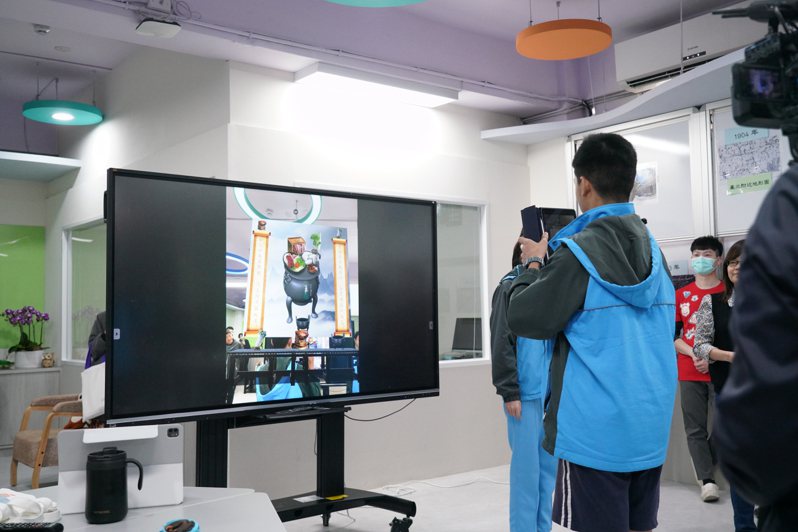 仁愛國中「新世代學習空間-仁愛SMART教室」不只有可移動分組桌椅，還有智慧電視、錄影直播室、擴增實境AR及虛擬實境VR等資訊設備。圖／台北市教育局提供