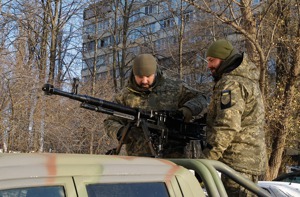 俄羅斯入侵烏克蘭促使歐洲國家增加軍事開支和增強國防，但缺乏願意入伍的新兵。圖為兩名烏克蘭軍人去年11月在首都基輔檢視一把重機槍。歐新社