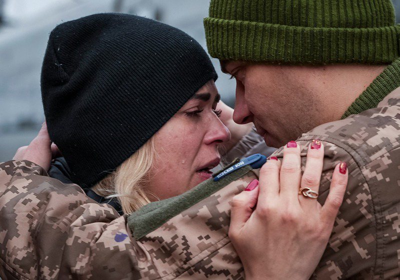 俄羅斯對烏克蘭發動戰爭滿2周年。圖為一名烏克蘭士兵正向妻子道別。路透社