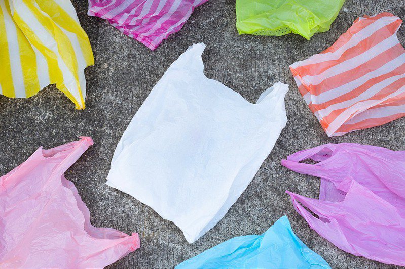 將近十年前，加州成為美國第一個禁止一次性塑膠袋的州，以努力解決棘手的塑膠廢棄物問題。示意圖。圖片來源／Ingimage