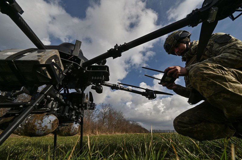 圖為烏克蘭軍人在前線操作無人機。（路透）