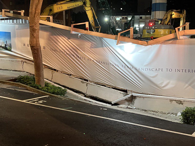 北市松山區慶城街和興安街交叉路口，昨晚9點多發生新建工地施工造成路塌。記者林佳彣／攝影