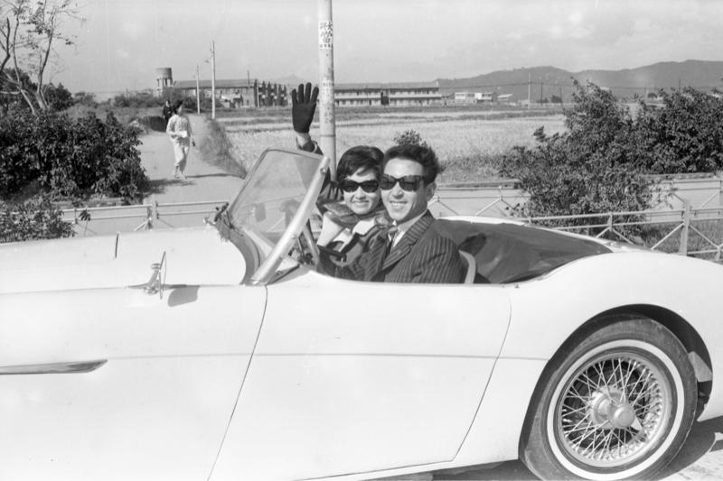 1964年12月5日，邵氏公司導演潘壘夫婦開著一部帥氣轎車郊遊兜風。圖／聯合報系資料照片