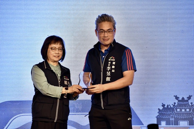 台中市副市長賴淑惠（左）親自頒贈獎座予運動局長李昱叡。圖／台中市運動局提供