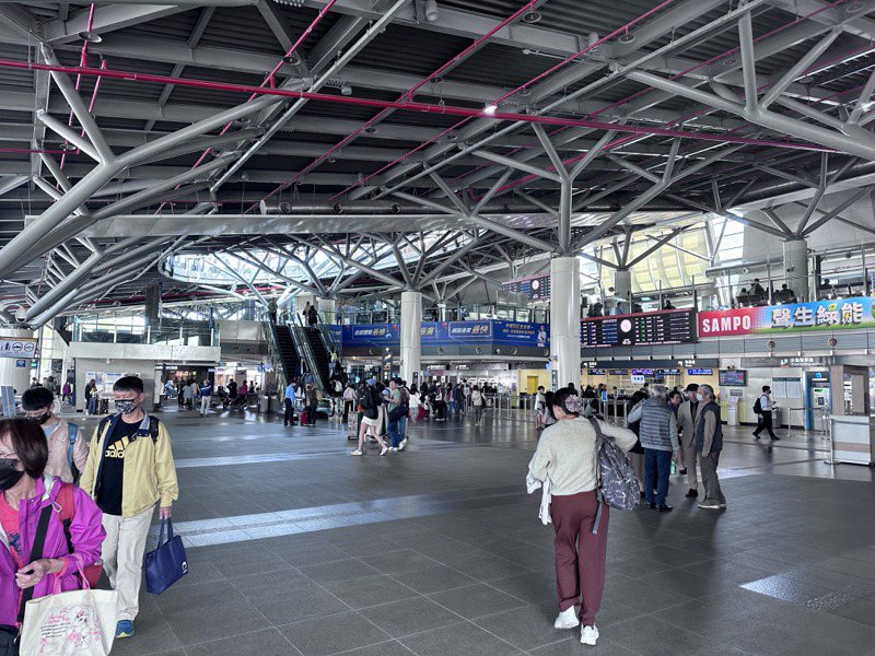高鐵台南站今早漸漸湧入人潮，高鐵公司也開始啟動指引措施，預防旅客停滯。記者李文德／攝影