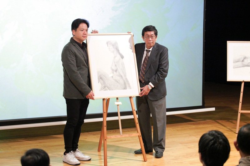 新竹市副市長邱臣遠（左）代表接受鄭瓊娟女士家屬捐贈畫作。圖／竹市府提供