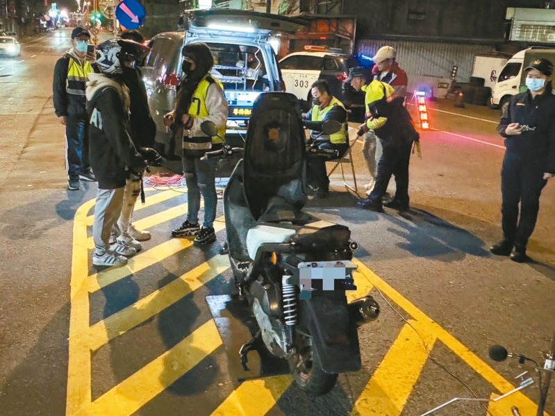 新竹縣警方23日晚間在西濱新竹路段沿線布下多處攔查點，要遏止飆車族繼續囂張。圖／警方提供