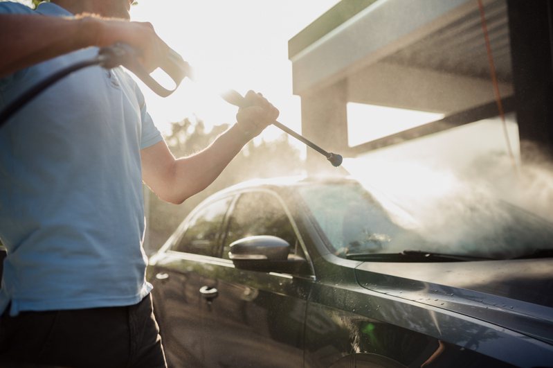 網友發現不少男生喜歡晚上一個人洗車，引起共鳴。示意圖／ingimage