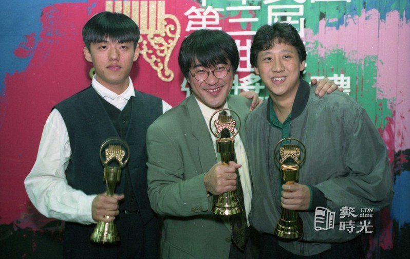 影劇 第三屆金曲獎 左起：林強演唱的台語歌曲「向前走」獲得最佳年度歌曲獎、李宗盛、沈光遠。圖／聯合報系資料照(1991/11/09 周文郁攝影)