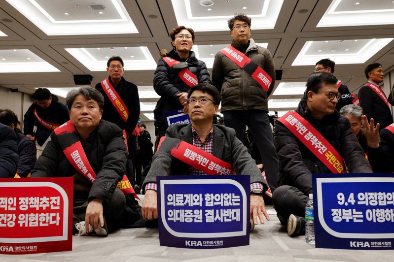 南韓住院醫師為抗議醫學院增招政策大規模罷工，政府為此加快相關司法處置，並著手盤點增招需求。圖為南韓醫生參加抗議政府醫療政策的會議。路透社