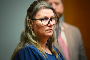 2021年美國密西根州牛津高中校園濫射案凶手伊森的媽媽匡布里，本月被陪審團判定過失殺人罪成立。圖為匡布里1月26日出庭受審。美聯社
