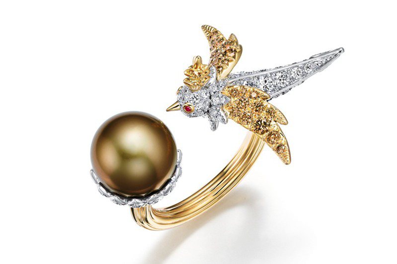 Jean Schlumberger by Tiffany 石上鳥珍珠系列戒指，18K金及鉑金鑲嵌香檳色半巴洛克天然海水珍珠，香檳色鑽石，鑽石及紅寶。圖／Tiffany提供
