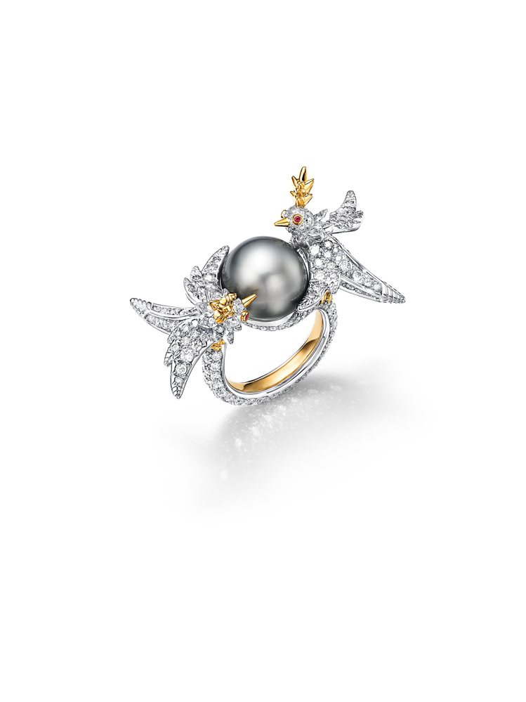 Jean Schlumberger by Tiffany石上鳥珍珠系列戒指，鉑金及18K金鑲嵌灰色紐扣形天然海水珍珠、灰色鑽石、鑽石及紅寶石。圖／Tiffany提供