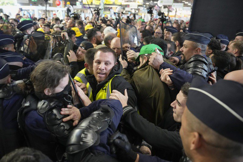 法國總統馬克宏24日出席農產品展覽，遭遇場邊數百名農民抗議辱罵，群情激憤的民眾更撞破柵欄和警方爆發衝突，最終3人遭警方逮捕。美聯社